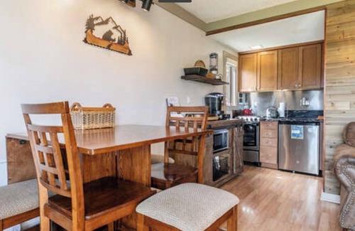 Tahoe City Condominio | ¡En el corazón de la ciudad de Tahoe! Playa privada y piscina! Camina a cualquier parte