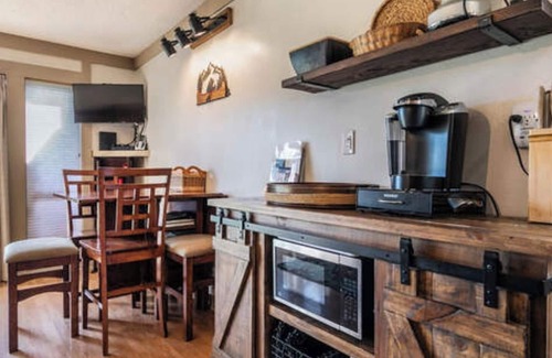 Tahoe City Condominio | ¡En el corazón de la ciudad de Tahoe! Playa privada y piscina! Camina a cualquier parte