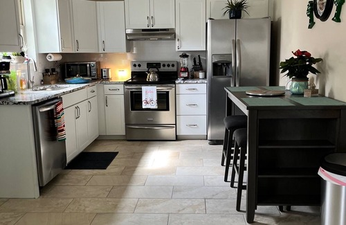 Bentonville Casa | In the ❤️ of Bentonville. Quiet corner 🏠 <Than 5 mins 2 🚴 trails, downtown or HWY
