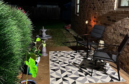 Bentonville Casa | In the ❤️ of Bentonville. Quiet corner 🏠 <Than 5 mins 2 🚴 trails, downtown or HWY