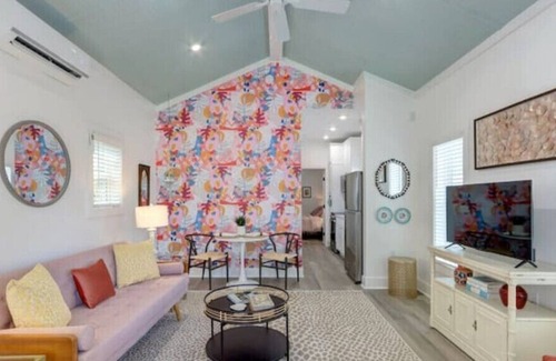 Thunderbolt Cabaña | In The Pink - Sassy Cottage 5 min to SAV