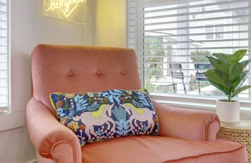 Thunderbolt Cabaña | In The Pink - Sassy Cottage 5 min to SAV
