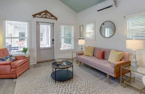 Thunderbolt Cabaña | In The Pink - Sassy Cottage 5 min to SAV