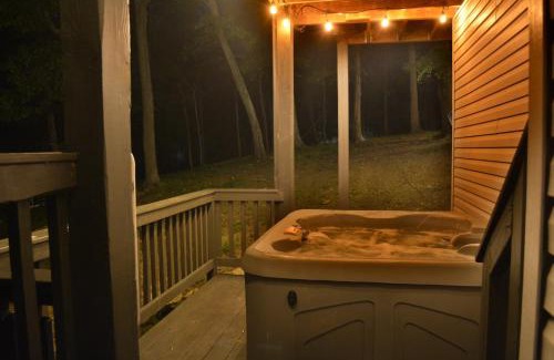 Massanutten Chalet De Esquí | In The Woods - 5 BR Chalet with Game Room, Fire Table and Hot Tub