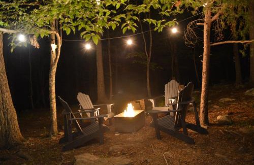 Massanutten Chalet De Esquí | In The Woods - 5 BR Chalet with Game Room, Fire Table and Hot Tub