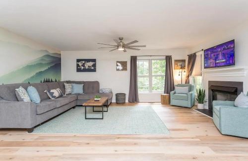 Massanutten Chalet De Esquí | In The Woods - 5 BR Chalet with Game Room, Fire Table and Hot Tub
