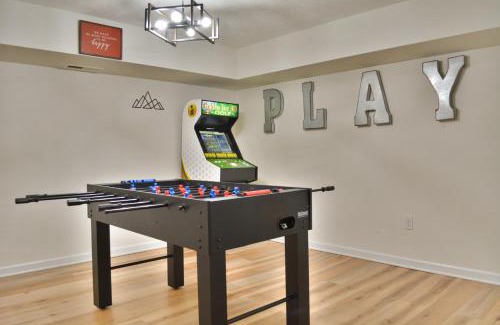Massanutten Chalet De Esquí | In The Woods - 5 BR Chalet with Game Room, Fire Table and Hot Tub