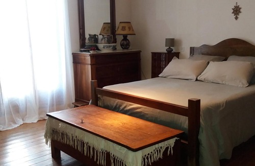 Laudun Casa | En la casa del siglo XVIII, una vista sobre el campo y el castillo de Castellas.