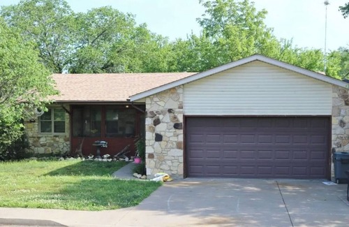 Hermann Casa | In town -2 bedroom + 2 sofa beds + game room/common area -fits 8 people