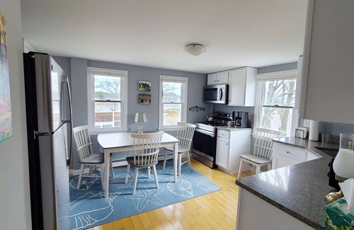 Wellfleet Condominio | In-Town 2BD Condo--A/C, Walk to Wellfleet Center, Town Pier & Mayo Beach