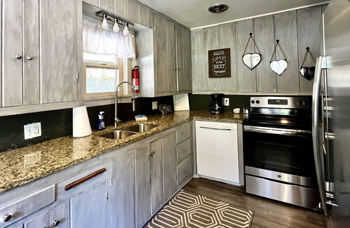 Chelan Casa | Casa familiar, jacuzzi, wifi, frente al parque y el lago Chelan, a un paseo fácil del centro
