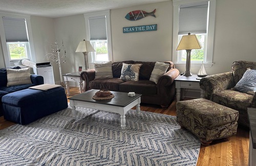 Kennebunk Casa | In-Town Kennebunk - walk to mult cafes/restaurants/shops! Beaches 6 mins away!