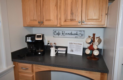 Kennebunk Casa | In-Town Kennebunk - walk to mult cafes/restaurants/shops! Beaches 6 mins away!