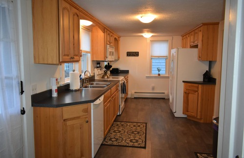 Kennebunk Casa | In-Town Kennebunk - walk to mult cafes/restaurants/shops! Beaches 6 mins away!