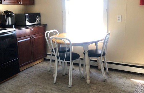 Parkside Apartamento | In-town no frills 2 bedroom apt
