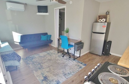 Norway Apartamento | In unit laundry. AC, Modern Studio with desk and parking