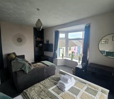 Mumbles Apartamento | Inalong - Quirky property with sea views above an Ale House