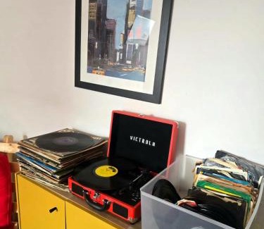 Mumbles Apartamento | Inalong - Quirky property with sea views above an Ale House
