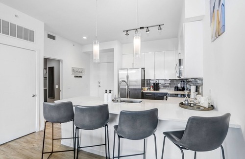 Channel District Apartamento | Includes access to top of the line Gym, Luxary Pool, & City View Sky Lounge