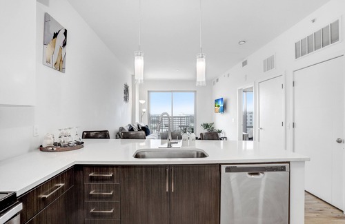 Channel District Apartamento | Includes access to top of the line Gym, Luxary Pool, & City View Sky Lounge