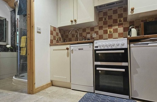 Telford Casa | Includes admission to Hoo Zoo and Dinosaur World. Log cabin with hot tub.