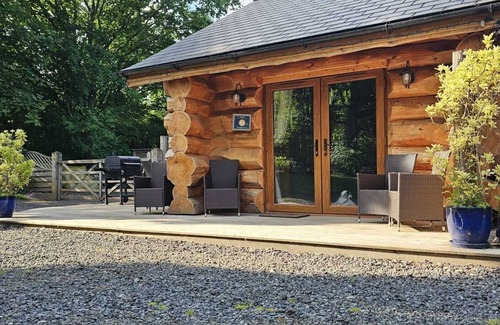 Telford Casa | Includes admission to Hoo Zoo and Dinosaur World. Log cabin with hot tub.