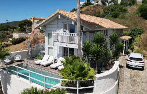 Cabrita Casa | Increíble Villa de madera con vistas al mar