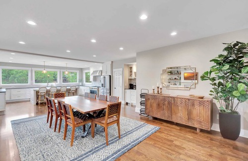 Seneca Casa | Incredible 10 BR home with pool