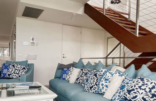 Mentone Casa | Incredible 5bed home + pool & hot tub + parking + walk to beach
