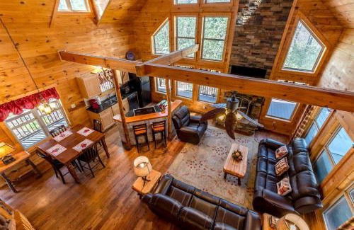 Helen Casa | Incredible Cabin with Pool Table and Hot-Tub in Cleveland, Georgia