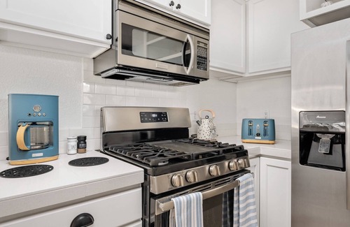 Downtown Vancouver Casa | Summer Sale! Book now and Save!