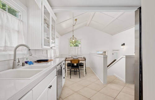 Downtown Vancouver Casa | Summer Sale! Book now and Save!
