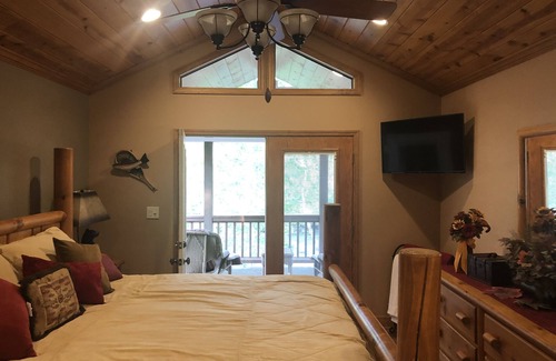Hayesville Cabina | ¡Increíble hogar personalizado a orillas del río Hiwassee!