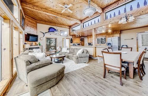 Klipsan Beach Casa | Incredible dog-friendly home with pool table, fast WiFi, gas fireplace, and W/D