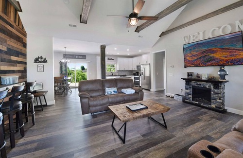 Sevierville Cabina | Incredible Heated Pool Oasis | Game Room | Hot tub