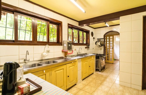 Centro Casa | CASA EXCELENTE, JARDÍN, BOSQUE Y CACHOEIRA DENTRO DE LA PROPIEDAD.