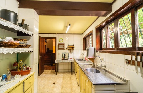 Centro Casa | CASA EXCELENTE, JARDÍN, BOSQUE Y CACHOEIRA DENTRO DE LA PROPIEDAD.