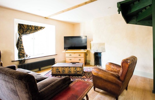 Crewkerne Apartamento | Incredible loft apartment with everything. Full service option.