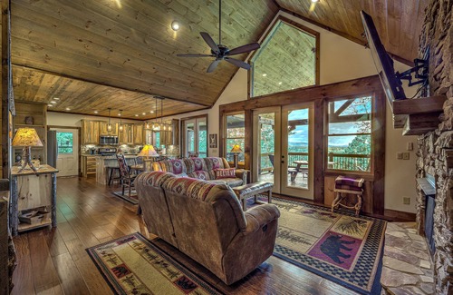 Blue Ridge Cabina | Incredible mountain view - amazing property -hot tub -game room - great location