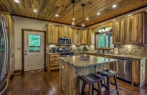 Blue Ridge Cabina | Incredible mountain view - amazing property -hot tub -game room - great location