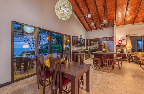 Dominical Villa | Olas Azul: preciosas vistas al océano y las montañas, comunidad cerrada, piscina privada