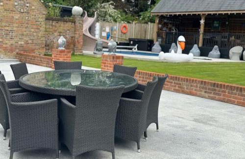Sandwich Casa | Incredible private Oasis 32c pool, jacuzzi games bar
