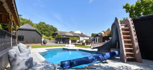 Sandwich Casa | Incredible private Oasis 32c pool, jacuzzi games bar