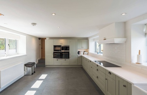 Pentraeth Casa | Incredible stay overlooking Red Wharf By sleeping up to 18 guests with hot tub & garden lounge area