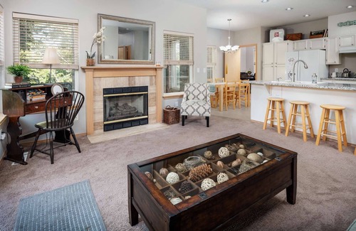 Beaverton Casa | Plan de piso abierto de Southwest Portland Single Home con patio arbolado a solo 20 minutos del centro