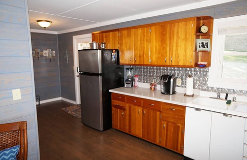 Gilbertsville Casa | Increíbles amaneceres le esperan mientras toma café y tiene vistas al lago principal.