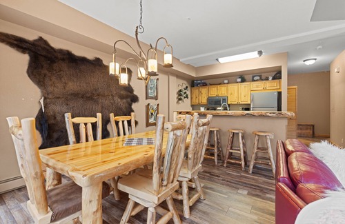 Lakeside Village Casa | Increíble casa adosada con 2 master suites, vistas al río y a la montaña