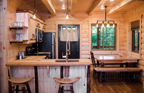 Millersburg Cabina | Incredible Treehouse with Treetop Views - Sleeps up to 6
