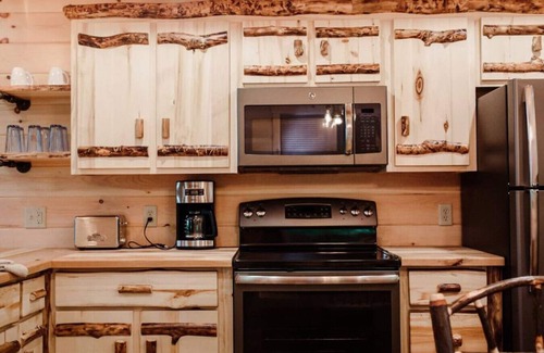 Millersburg Cabina | Incredible Treehouse with Treetop Views - Sleeps up to 6