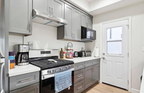 Midway City Casa | Incredible Value for 12 guests, New 3BR Home by Disneyland, Knott's, Beach